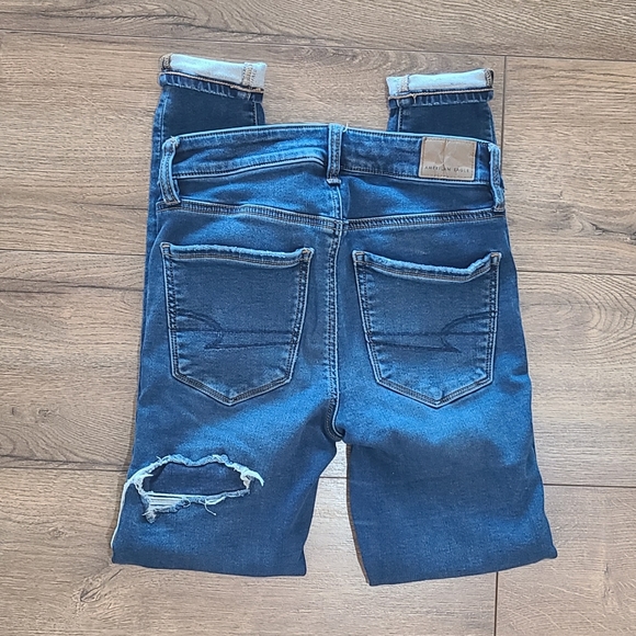 Hardly Worn- AMERICAN EAGLE- Cozy Next Level Stretch Hi-Rise Patched Jeans- Sz 2 - Picture 4 of 4